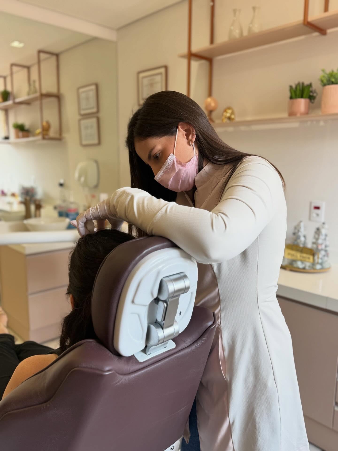 Dra. Viviani Massaro atendendo paciente no consultório